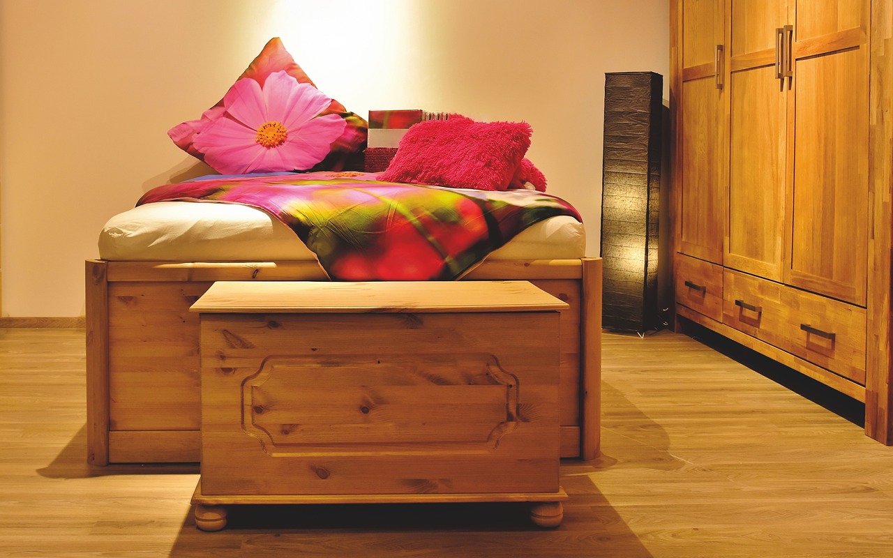 armoire et lit en bois